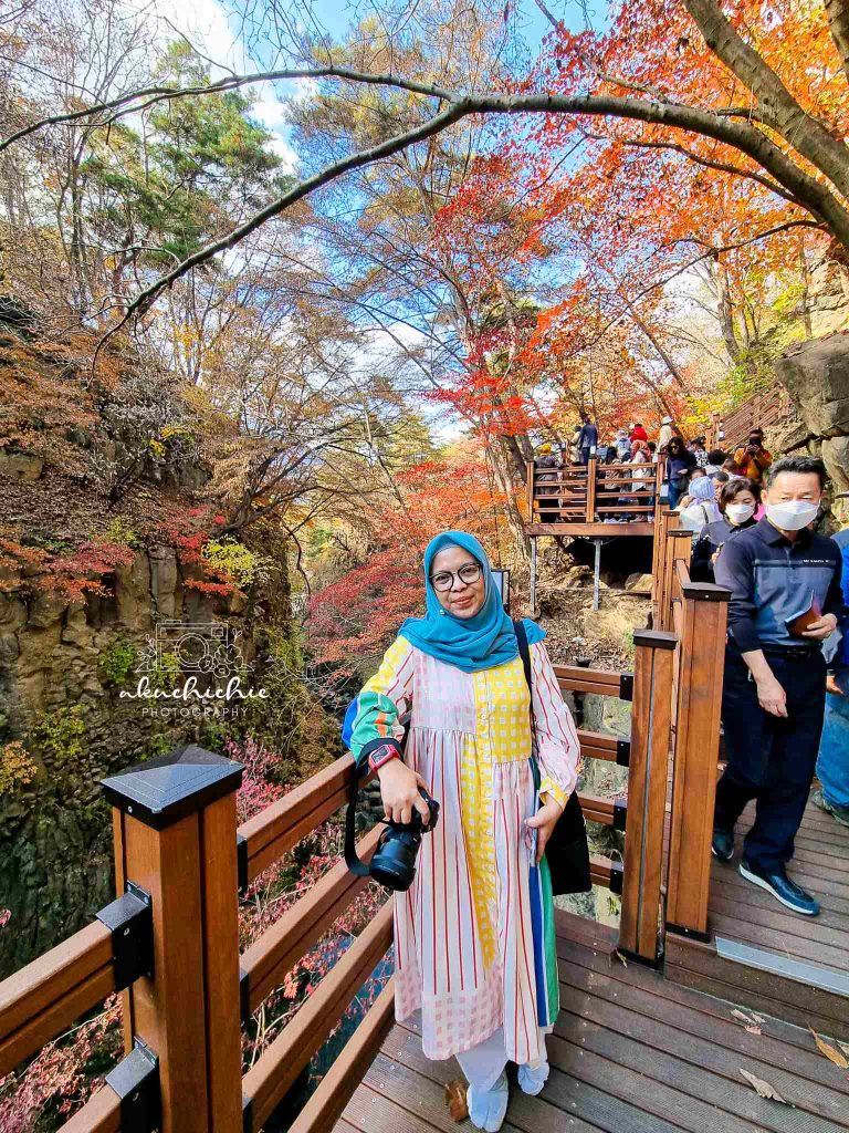 outfit liburan untuk wanita berhijab