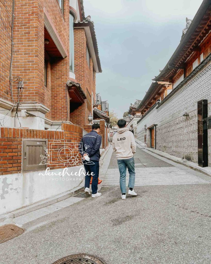 jalan di bukchon hanok village
