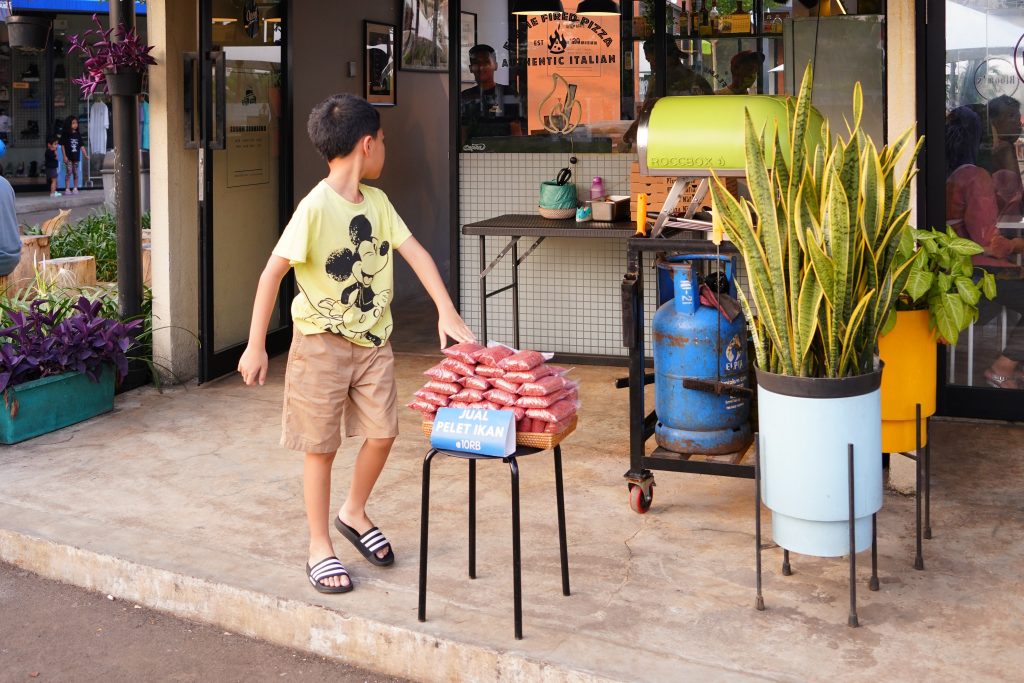 jajan makanan ikan di cibis