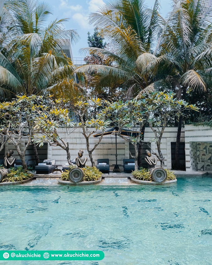 Kolam renang the St. Regis Jakarta