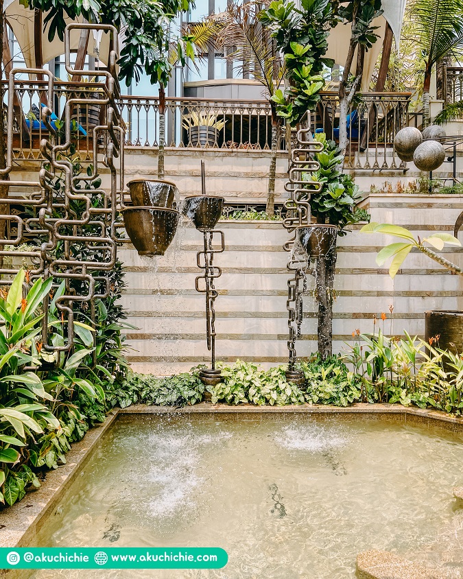 Kolam renang the St. Regis Jakarta