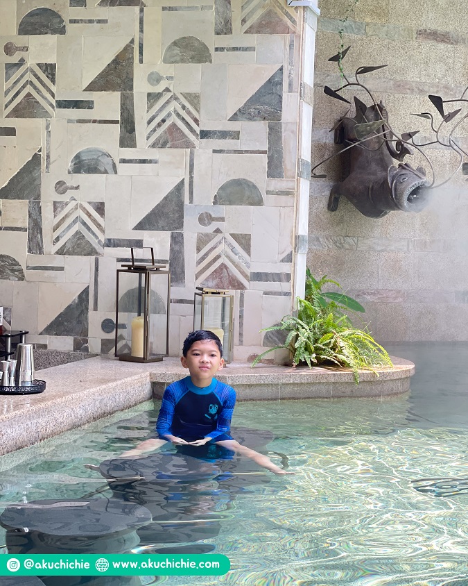 Kolam renang the St. Regis Jakarta