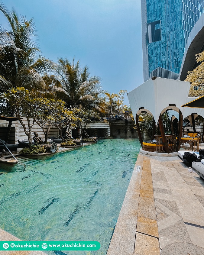 Kolam renang the St. Regis Jakarta