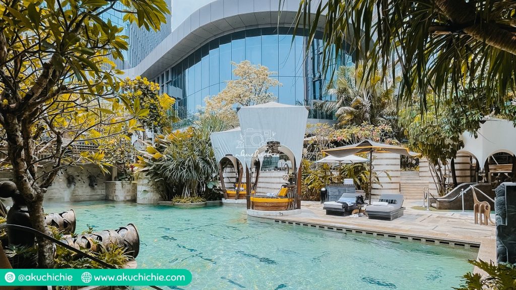 Kolam renang the St. Regis Jakarta