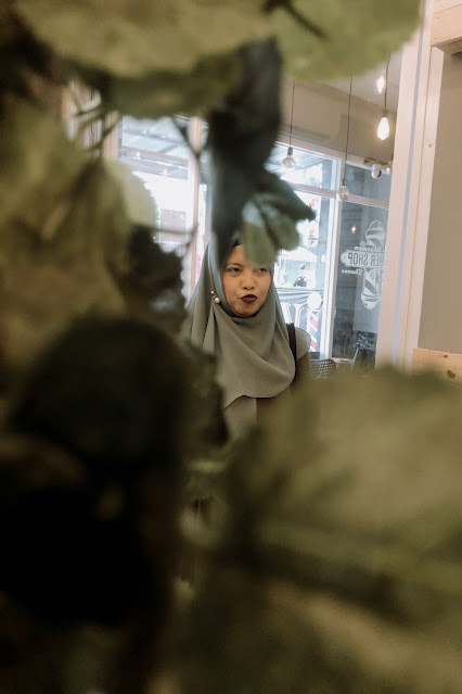 Personal Branding Berkat Foto Dibalik Daun