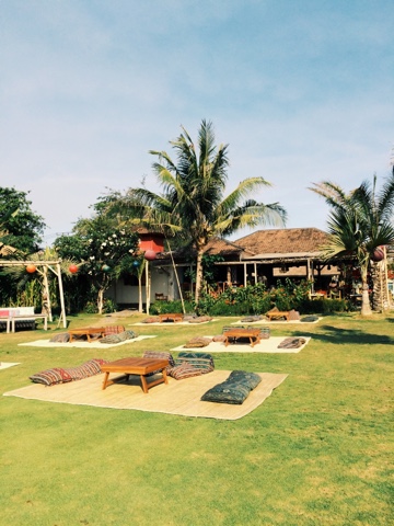 Kaki Lima by The Sea