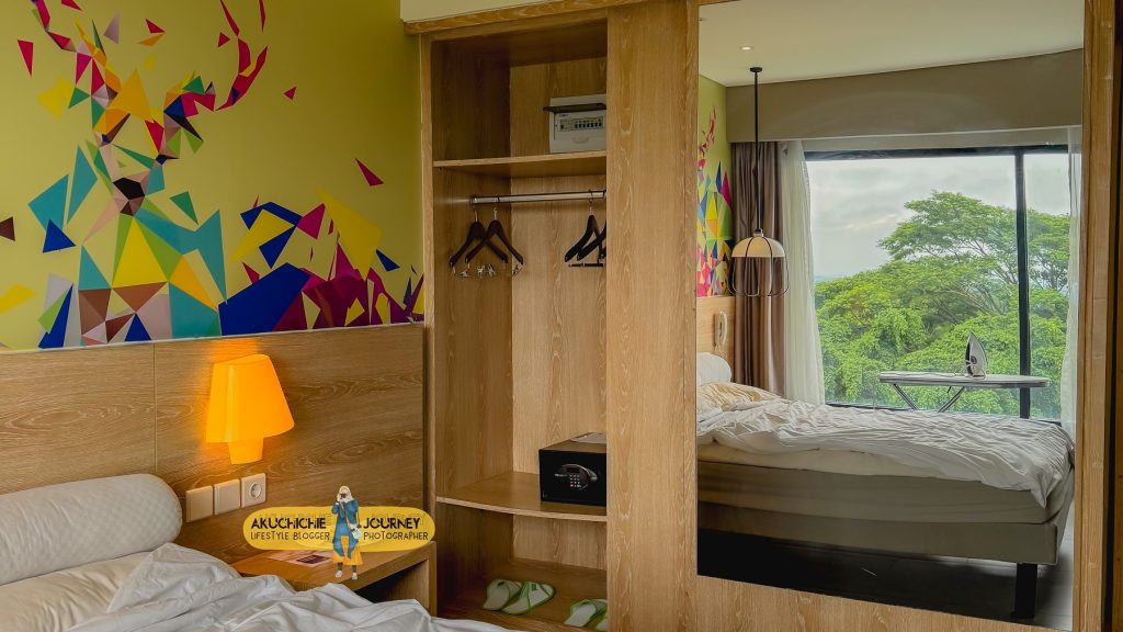 Lemari di dalam kamar