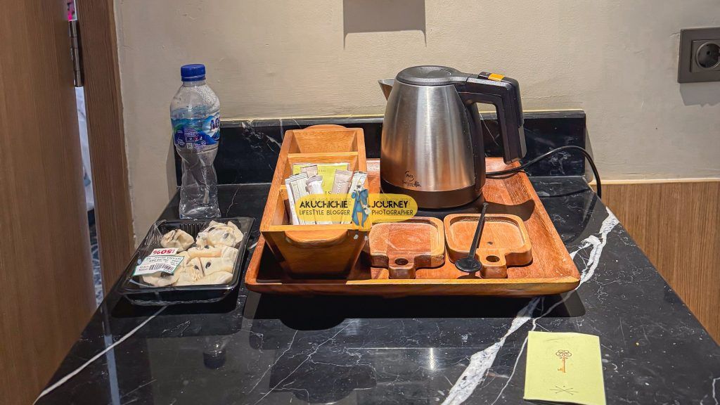 Kamar tipe Deluxe Twin Louis Kienne Simpang Lima