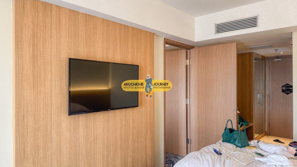 Kamar tipe Deluxe Twin Louis Kienne Simpang Lima