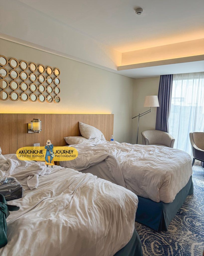 Kamar tipe Deluxe Twin Louis Kienne Simpang Lima