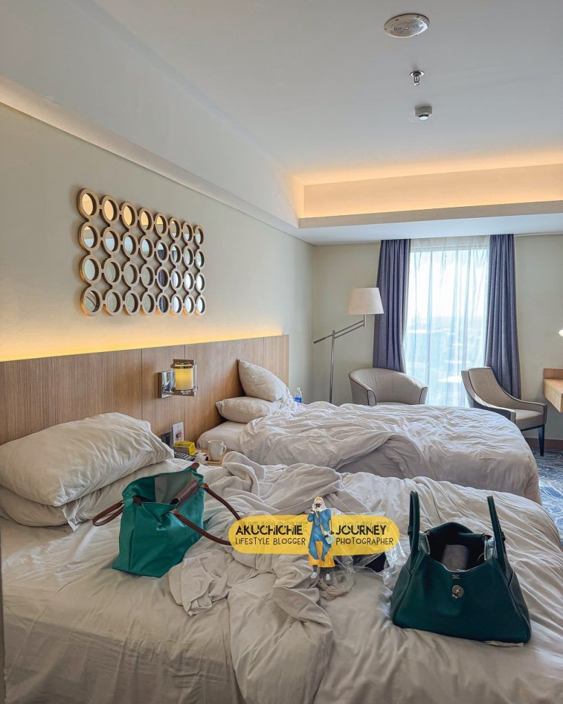 Kamar tipe Deluxe Twin Louis Kienne Simpang Lima