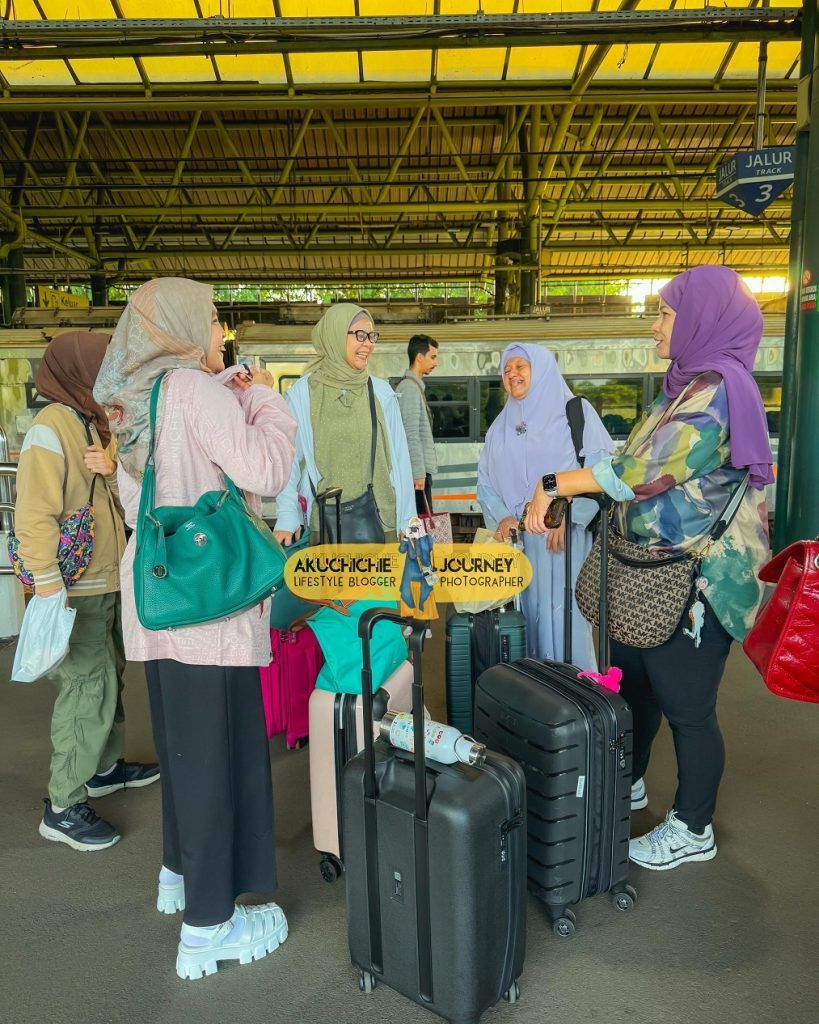 Naik kereta dari Gambir