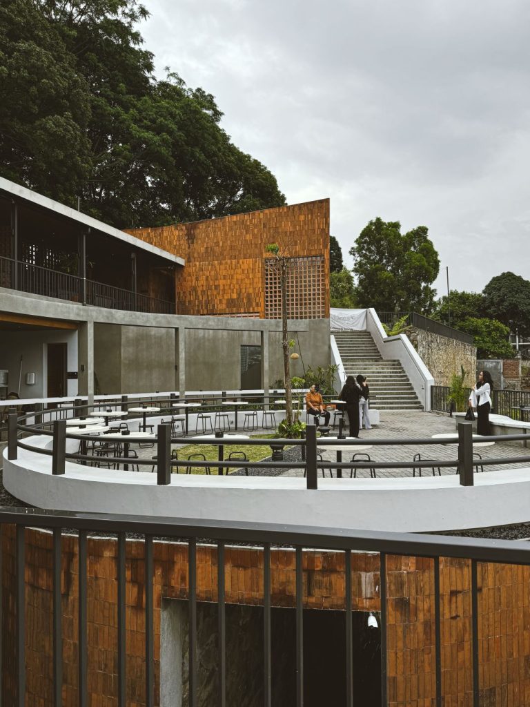 Satu Hari di Bandung Ke Tempat Viral